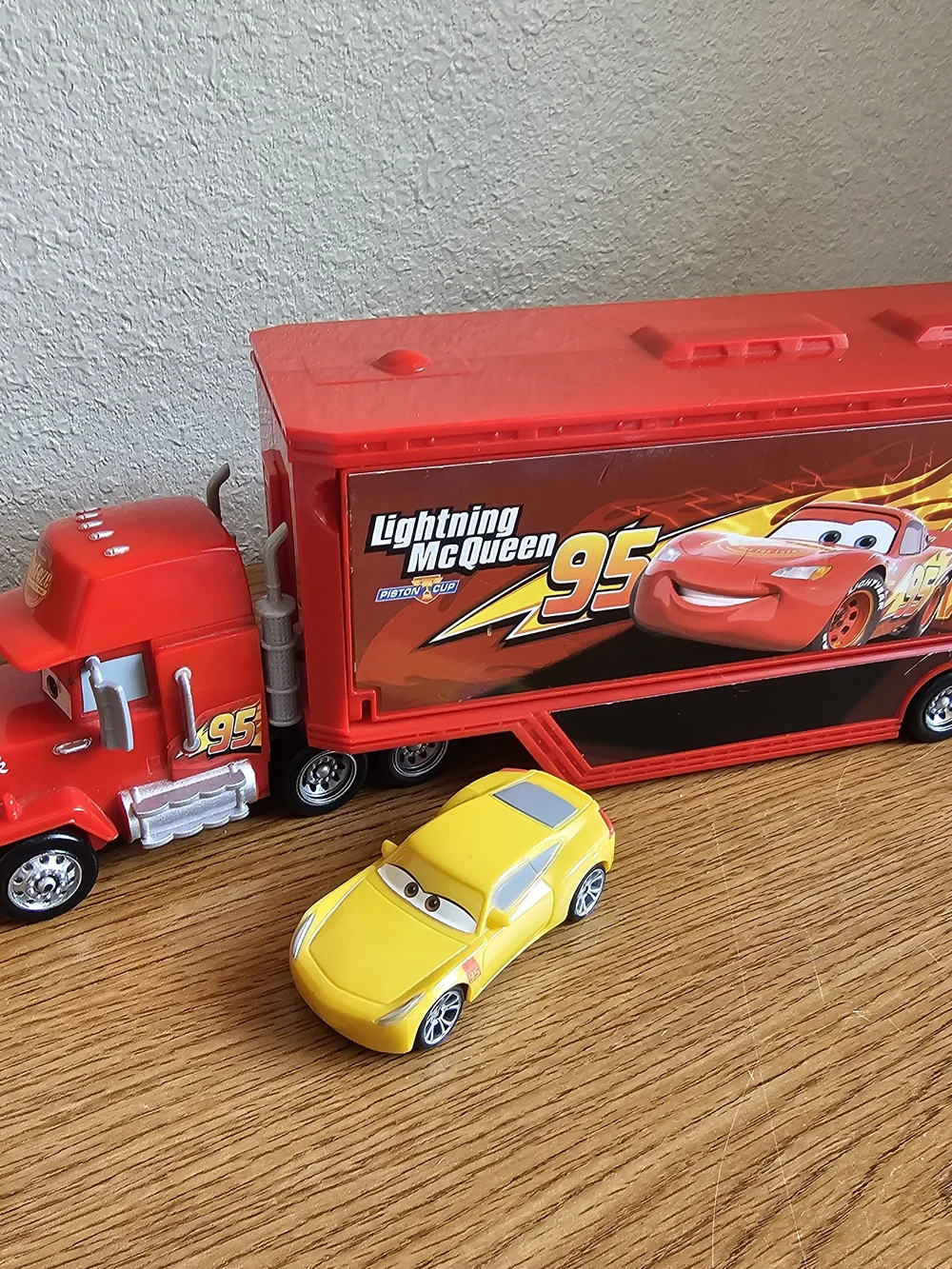 Cars Mack Hauler Truck Playset & Cruz Ramirez Disney Opens Converts 2018